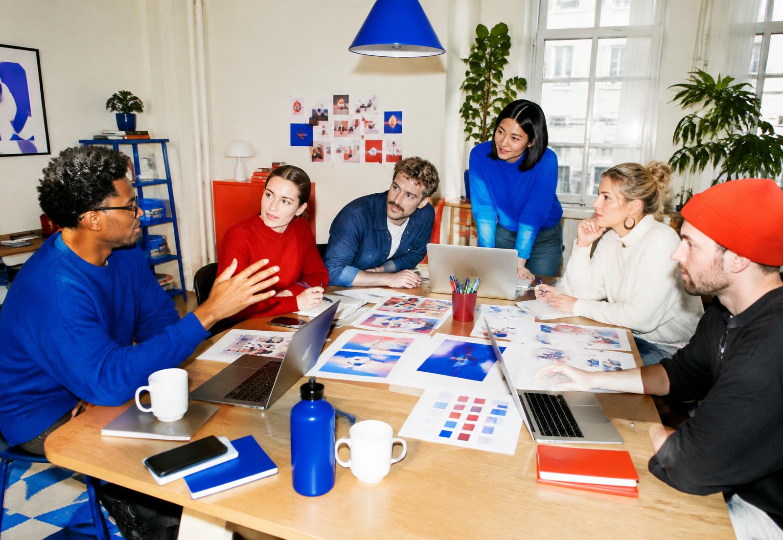 Kreatörer samarbetar kring idéer i en ljus studio